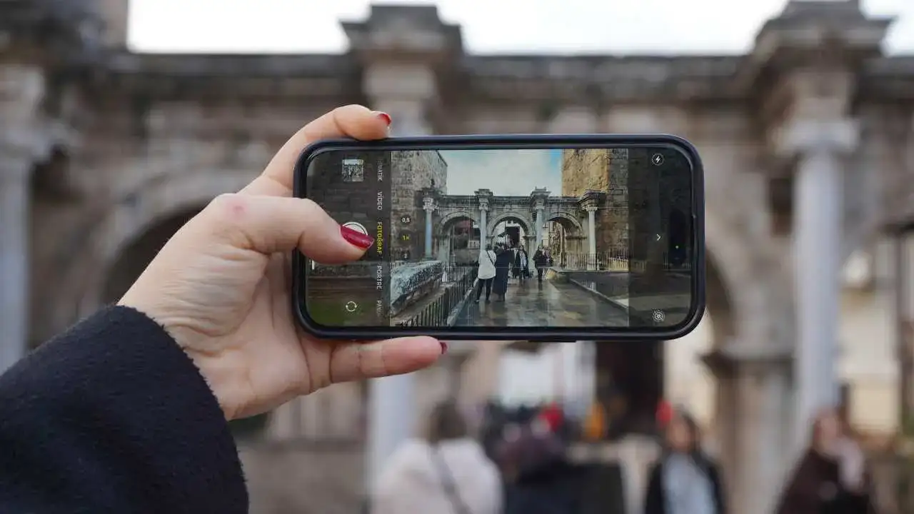 Antalya’da Yılbaşı Hareketliliği: Sokaklar Dolup Taştı! 3